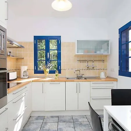 Sofia, Central 3 Bed Villa With Ac & Wifi Puerto del Carmen (Lanzarote)
